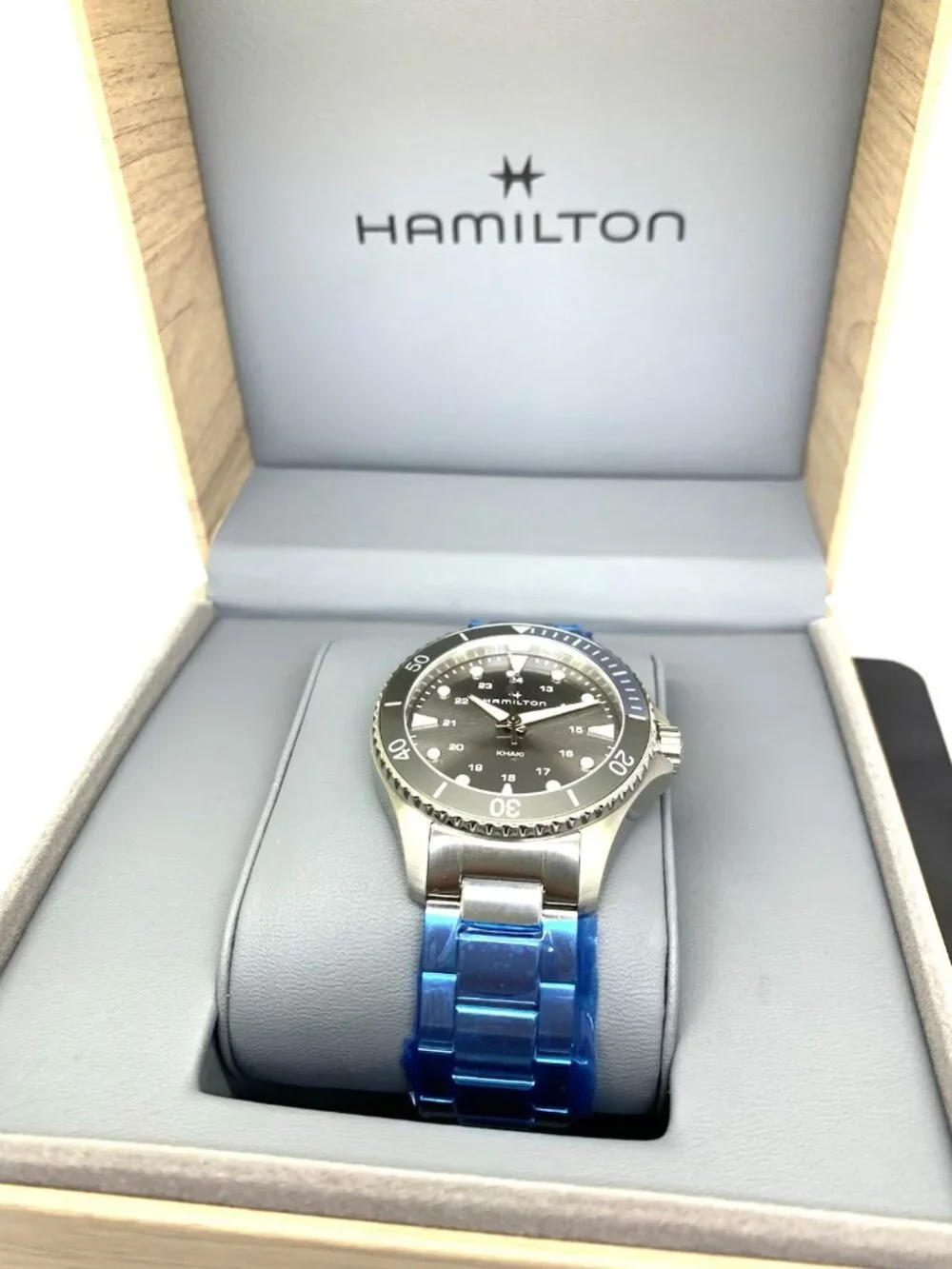 Hamilton Unisex Watch H82211181 Khaki Navy Scuba Swiss Quartz Silver Steel 37mm